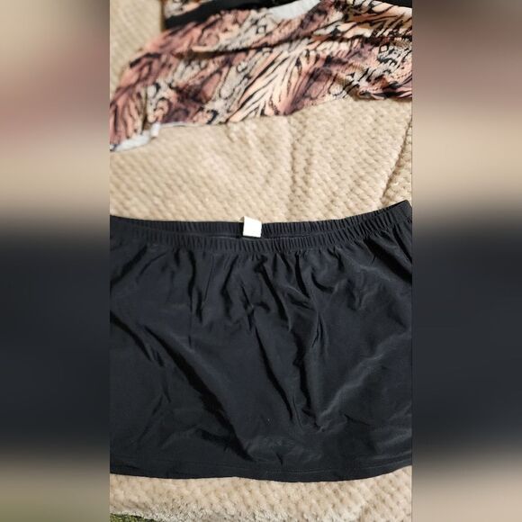 Elegant Black and Cream One Piece Swimwear 2X - Picture 11 of 11